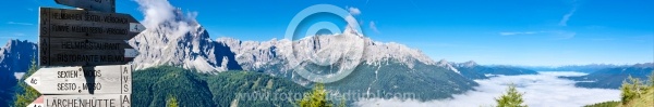 Panorama Sextner Dolomiten mit Pustertal im Nebel
